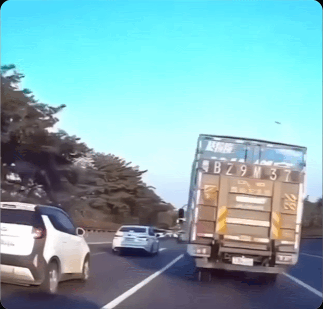 7ec7f12db2f264fe3aebec70a9d84e94.gif